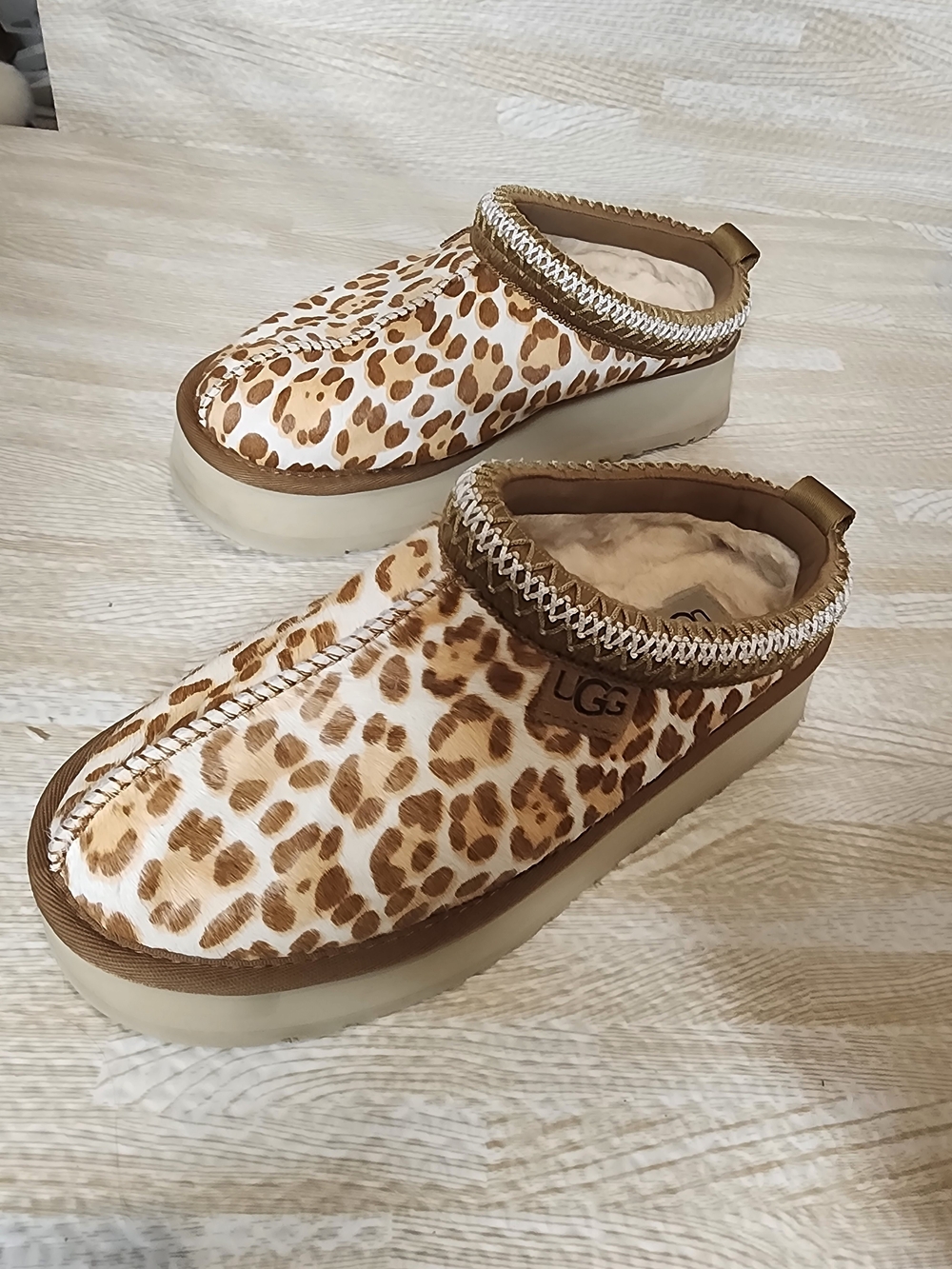 UGG TAZZ Caspian Leopard Calf Hair Platform Slippers Size 7